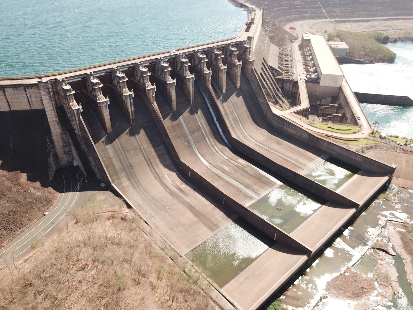 Vista aérea da barragem da UHE São Simão